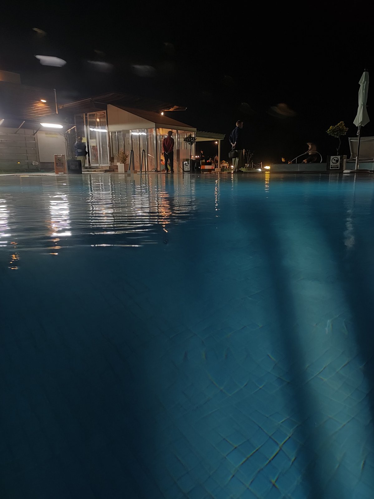 ライトアップされた夜のプール